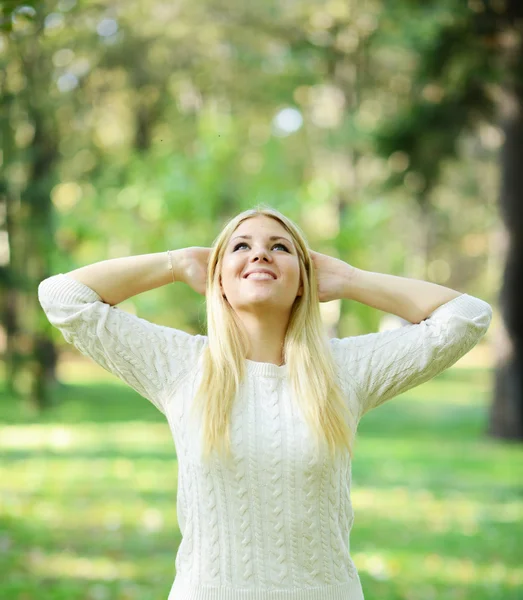 Vrouw genieten van zon buiten — Stockfoto