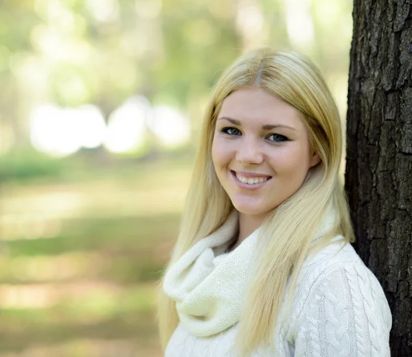 Portret van gelukkig meisje met blonde haren buitenshuis — Stockfoto