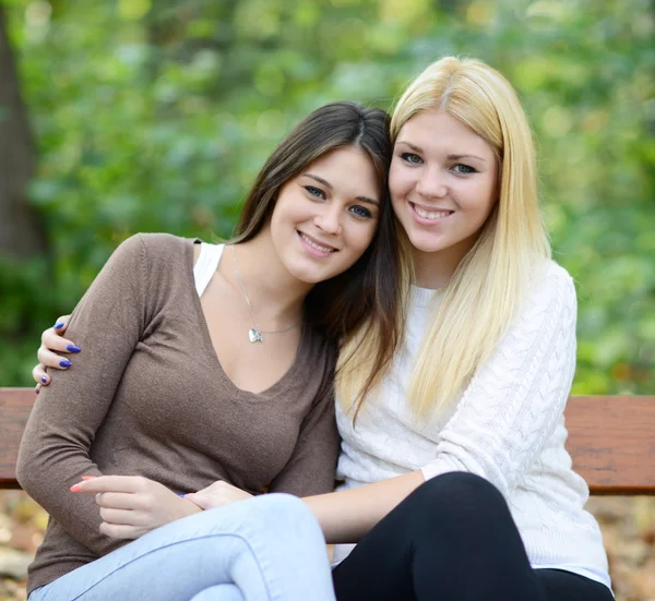 Close up portrait of two twin sisters — Stock Photo, Image