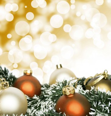 Altın christmas baubles şenlikli bir bok karşı oluşan