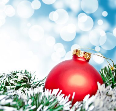 Kırmızı yılbaşı süsleme Top mavi bokeh arka plan