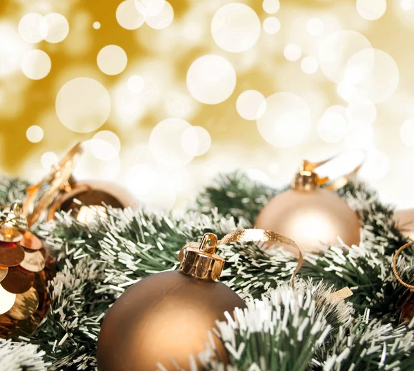 Ein Arrangement aus goldenen Christbaumkugeln gegen einen festlichen Bok — Stockfoto