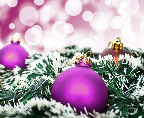 Bola de adorno de Navidad púrpura contra fondo bokeh púrpura — Foto de Stock