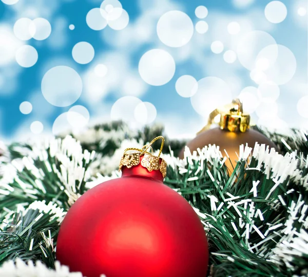 Boule d'ornement de Noël rouge et dorée contre le bokeh bleu backgr — Photo
