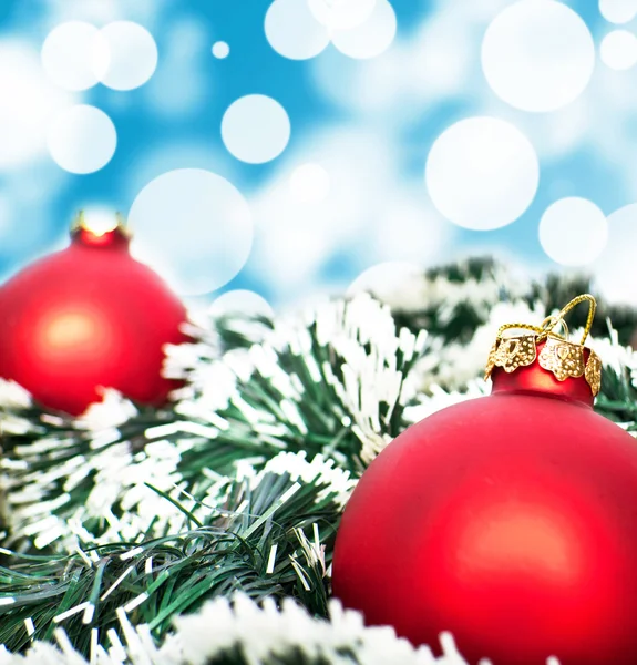 Rote Weihnachtskugel vor blauem Bokeh-Hintergrund — Stockfoto