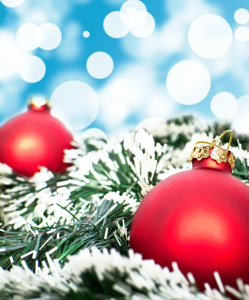 Red christmas ornament ball against blue bokeh background — Stock Photo, Image