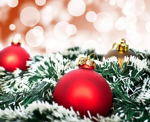 Červená vánoční ozdoba koule pozadí červené bokeh — Stock fotografie