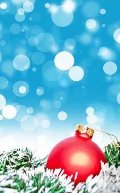 Kırmızı yılbaşı süsleme Top mavi bokeh arka plan