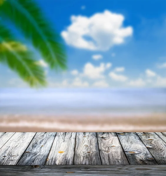 Mer tropicale et plage avec feuilles de palmier et plancher en bois — Photo