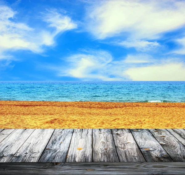 砂浜のビーチと木製の床と海の風景 — ストック写真