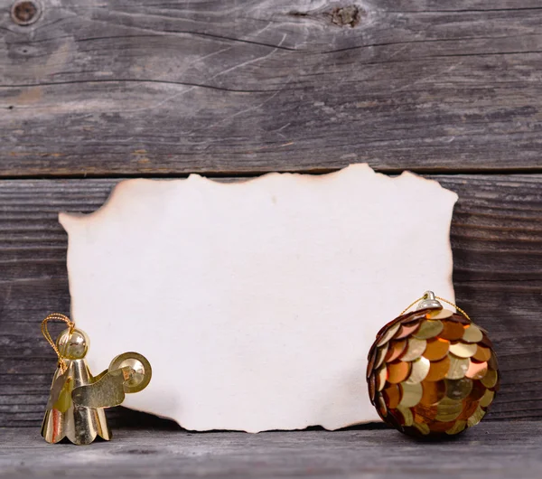 Karácsonyi háttér üres vintage papír és arany dísztárgyak — Stock Fotó