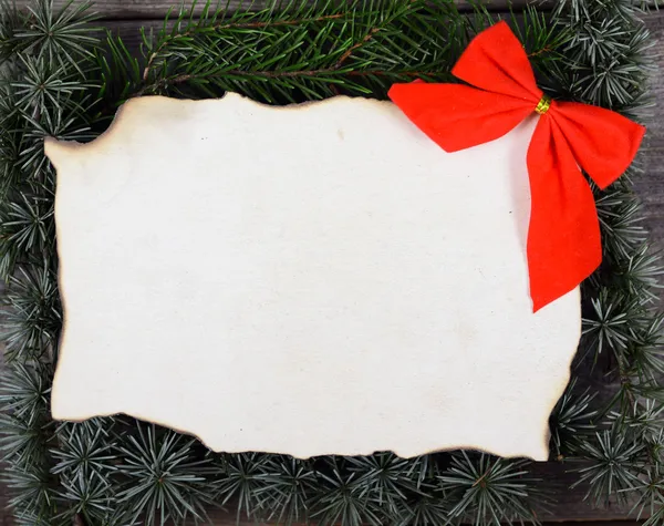 Kerstmis decoratie en vintage papier op houten achtergrond — Stockfoto