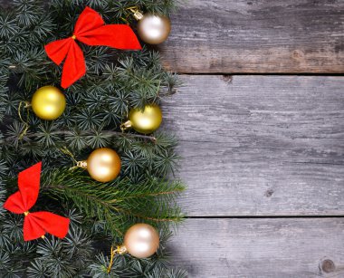 Tahtada süslemesi olan Noel ağacı
