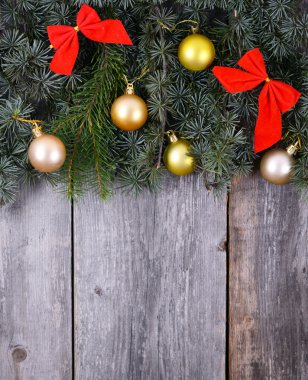 Tahtada süslemesi olan Noel ağacı