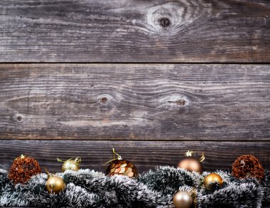 ahşap doku üzerinde altın baubles ile Noel ağacı