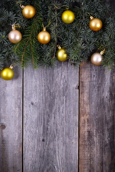 Abeto de Navidad con decoración dorada en una tabla de madera —  Fotos de Stock