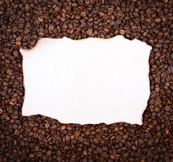 Leeres Altpapier auf Kaffeebohnen Hintergrund — Stockfoto