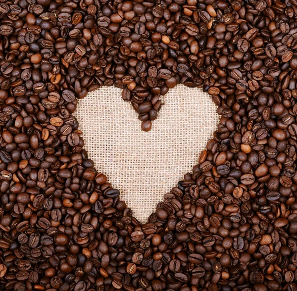 Cadre de café coeur en grains de café sur fond de toile de jute — Photo