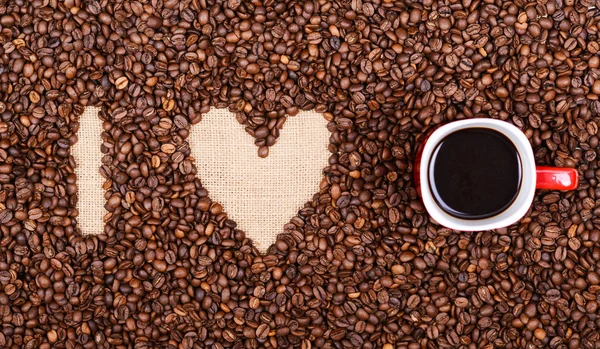 "I LOVE COFFEE "made of coffee beans and red coffee cup — стоковое фото
