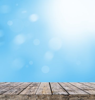 mavi parlak bokeh ve güneş ışığına karşı ahşap yerde - doğa bac