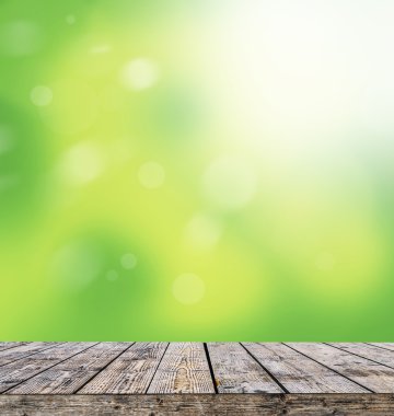 yeşil parlak bokeh ve güneş ışığına karşı ahşap yerde - doğa ba