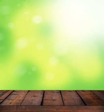 yeşil parlak bokeh ve güneş ışığına karşı ahşap yerde - doğa ba