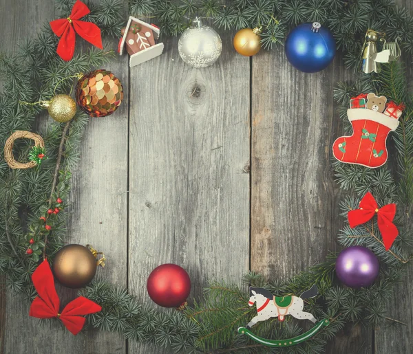 Ročník vánoční věnec s barevnými ornamenty a dekorace — Stock fotografie