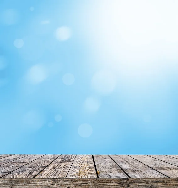Blaues, helles Bokeh und Sonnenlicht gegen Holzboden - nature bac — Stockfoto