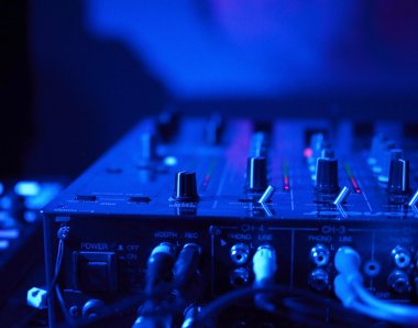 gece kulübünde dj's mixette kapat