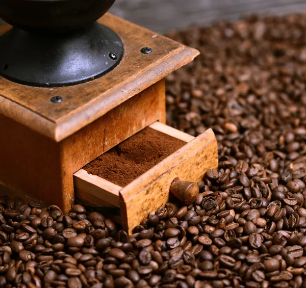 Primo piano del macinino da caffè e del caffè macinato — Foto Stock