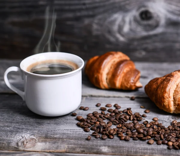 Καφέ και φρέσκα κρουασάν — Φωτογραφία Αρχείου
