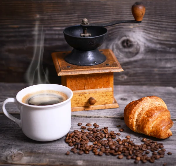 Кофе и свежий круассан — стоковое фото