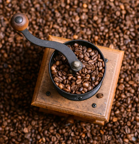 Vintage manual coffee grinder with coffee beans — Stock Photo, Image