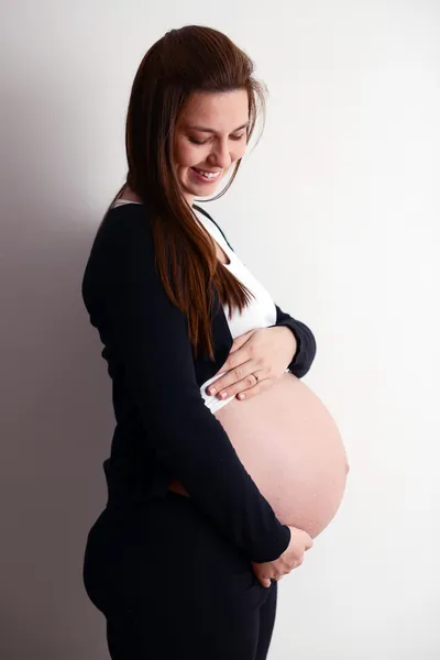 美しい妊娠中の女性の肖像画 — ストック写真