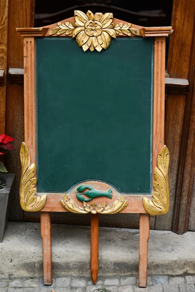Aged green blackboard in front of restaurant entrance ready for — Stock Photo, Image