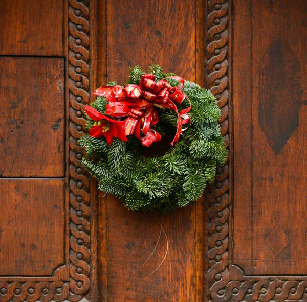 Christmas wreath on wooden door decoration — Stock Photo, Image