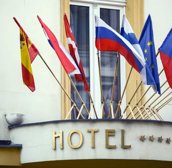 Вывеска отеля с национальными флагами — стоковое фото