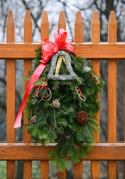 Seizoensgebonden winter kerst krans decoratie op een hek — Stockfoto