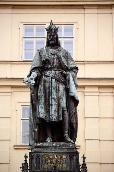 Estatua de Carlos V en Praga, la capital de la República Checa — Foto de Stock