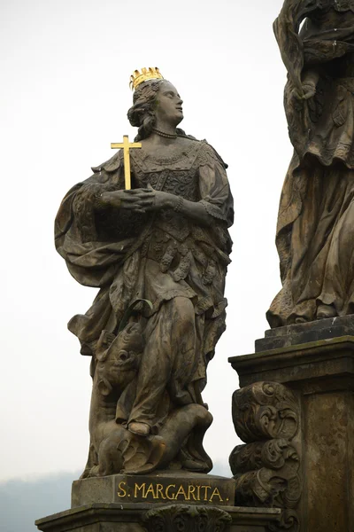 Veduta sulle sculture del ponte Carlo - Praga Repubblica Ceca — Foto Stock