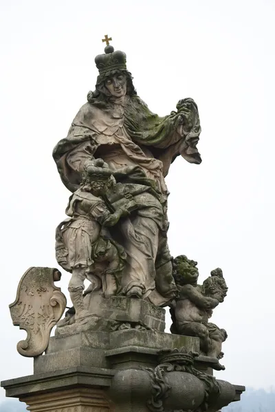 Veduta sulle sculture del ponte Carlo - Praga Repubblica Ceca — Foto Stock