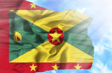 Mavi gökyüzü ile yapraklara karşı bayrak sallayarak guernsey