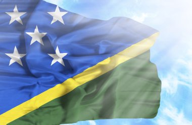 Solomon Adaları Mavi gökyüzü ile yapraklara karşı bayrak sallayarak