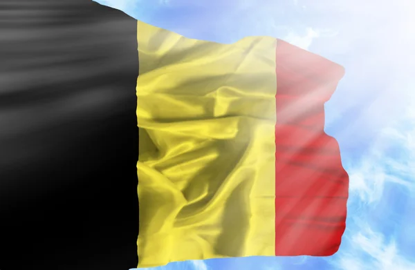 Il Belgio sventola bandiera contro il cielo blu con i raggi del sole — Foto Stock