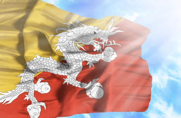 Bhután integetett zászló kék ég sunrays ellen — Stock Fotó