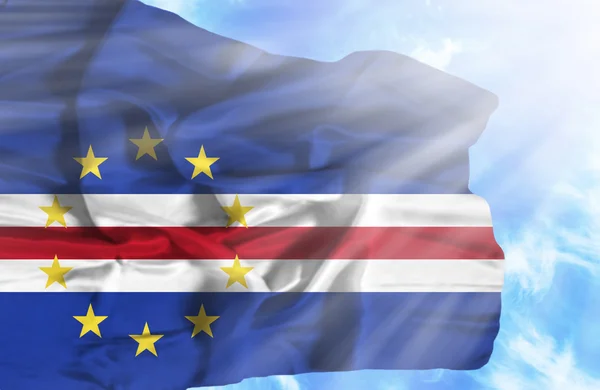 Cape verde zwaaien vlag tegen blauwe hemel met zonnestralen — Stockfoto