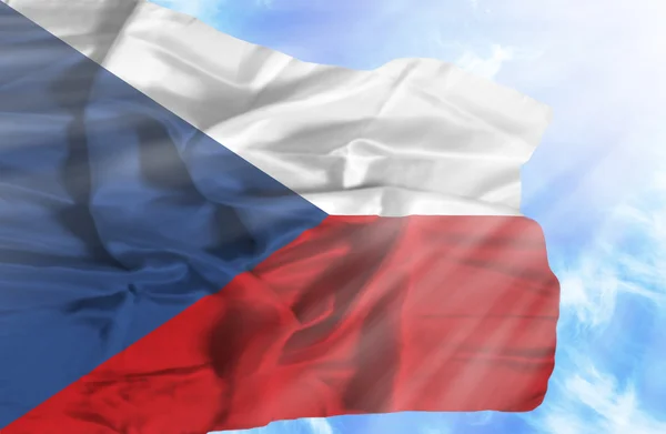 Tschechische Republik schwenkt Flagge gegen blauen Himmel mit Sonnenstrahlen — Stockfoto