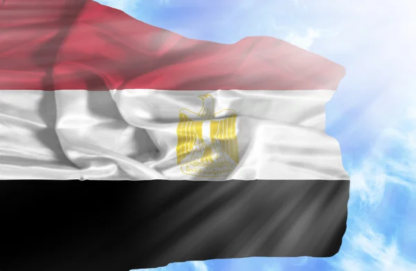 मिस्र सूर्य की किरणों के साथ नीले आकाश के खिलाफ झंडा झुक रहा है — स्टॉक फ़ोटो, इमेज