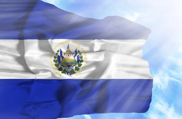 Ελ Σαλβαδόρ κυματίζει σημαία μπλε ουρανό με τις ακτίνες του ήλιου — Φωτογραφία Αρχείου