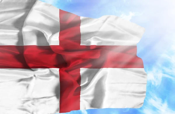 Anglii macha flagą przeciw błękitne niebo z promieniami słońca — Zdjęcie stockowe